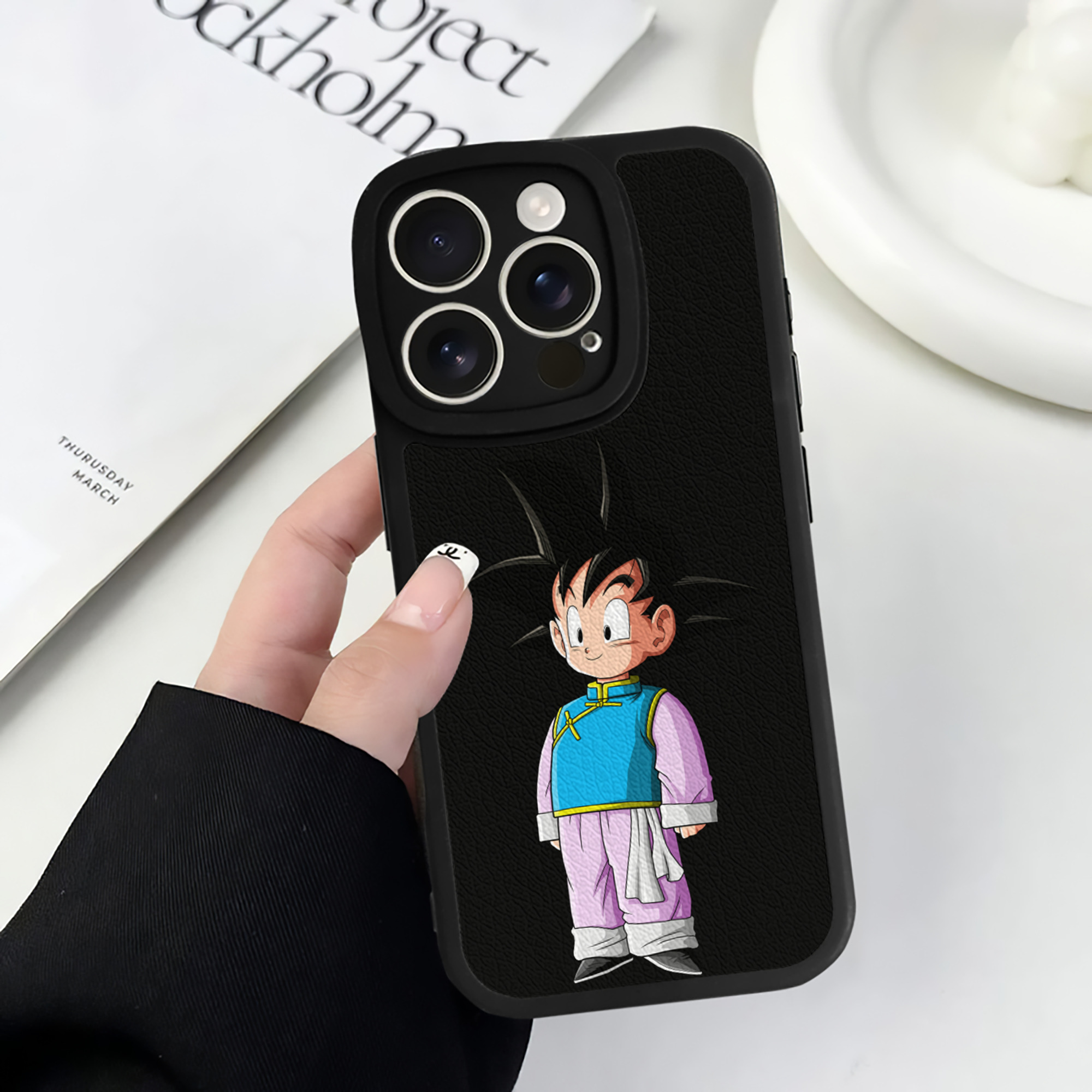 （画像用） ドラゴンボール 孫悟空（そん ごくう）Son Goku カカロット DRAGON BALL Kakarotto 【iPhone 16シリーズ対応】シリコンスマホケース（レザー調） 材質：シリコン